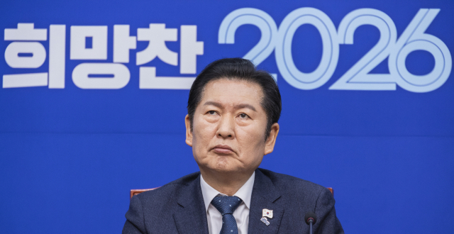 더불어민주당 정청래 대표가 2일 서울 여의도 국회에서 열린 최고위원회의 도중 생각에 잠겨 있다. 연합뉴스