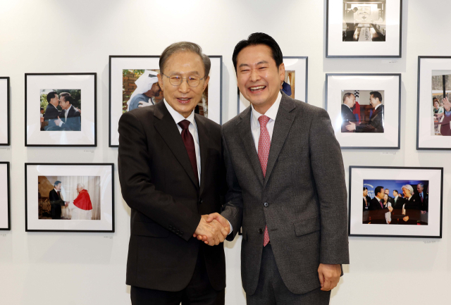 국민의힘 장동혁 대표가 2일 서울 서초구 영포빌딩에서 이명박 전 대통령을 만나 기념 촬영하고 있다. 연합뉴스