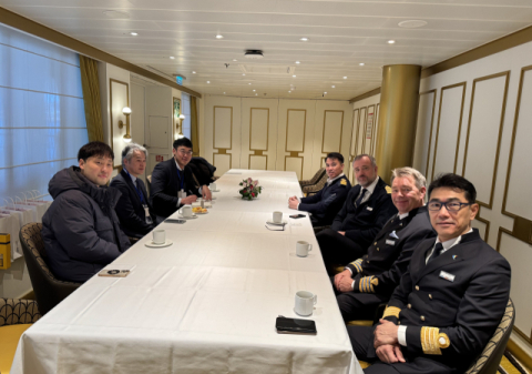 (왼쪽 두 번째)간주태 BPA 운영부사장과 선장 면담 사진.