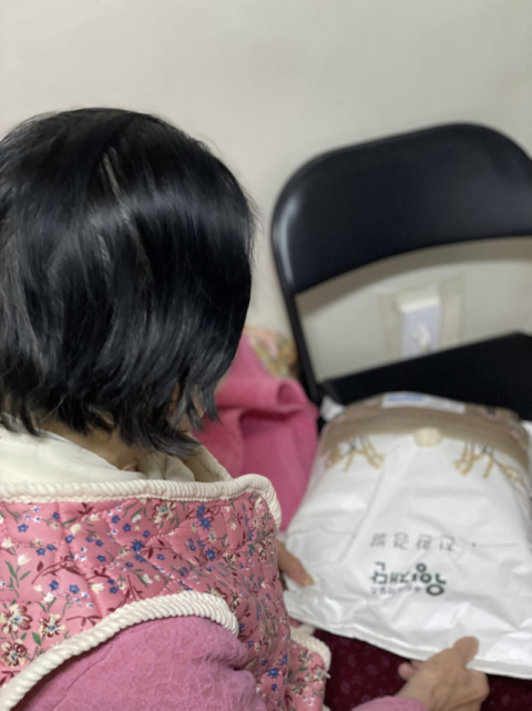 ‘쌀타 프로젝트’를 통해 쌀을 전달받은 어르신 모습.