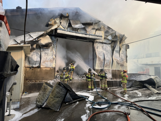 2일 오전 10시 25분 화재가 발생한 울산 울주군 웅촌면의 한 공장. 울산소방본부 제공