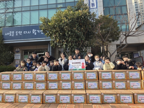 우수태권도장 원생들, 연말 맞아 금정구 구서1동에 라면 1340개 기부