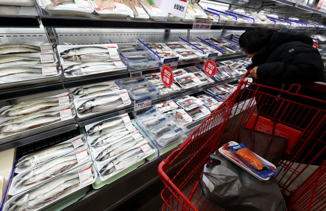 서울의 한 대형마트에서 시민이 생선코너를 살펴보고 있다. 연합뉴스