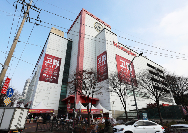 기업회생(법정관리) 절차를 밟고 있는 홈플러스의 일부 점포가 영업을 중단한 가운데, 지난해 11월 30일 홈플러스 동대문점이 마지막 영업을 하고 있다. 연합뉴스