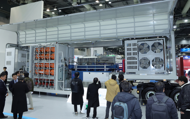 지난달 4일 경기도 고양시 킨텍스 제2전시장에서 열린 수소산업 박람회 '월드 하이드로젠 엑스포 2025'(WHE 2025)에서 참관인들이 이동형 수소충전소를 구경하고 있다.