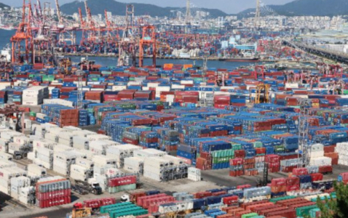 부산항 신선대부두, 감만부두에 컨테이너가 가득 쌓여 있는 모습. 부산일보D