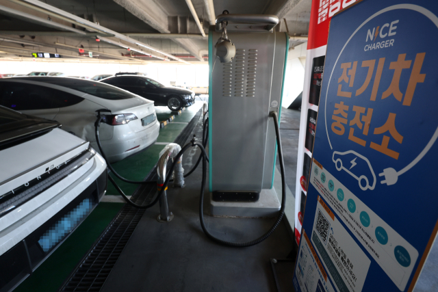 정부가 오는 2030년에는 자동차 제조·수입사가 신차의 절반은 전기차와 수소차만 팔도록 목표를 상향 조정했다. 사진은 서울 한 대형마트 전기차 충전소. 연합뉴스