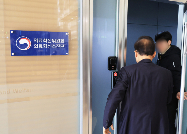 2027학년도 의과대학 정원 관련 결정을 하는 의사인력 수급 추계위원회 12차 회의가 열린 지난달 30일 서울 중구 의료혁신위원회 의료혁신추진단으로 관계자들이 들어서고 있다. 연합뉴스