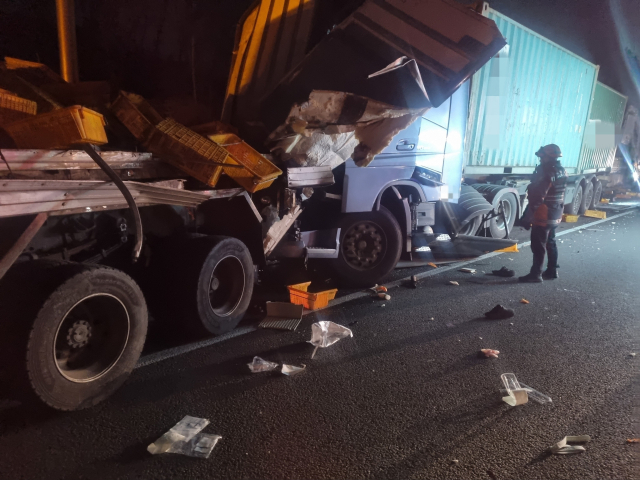 지난 4일 오후 9시께 남해고속도로 순천 방향 함안 나들목 인근에서 트레일러와 6.5t 화물차(카고트럭)가 충돌해 소방대원이 현장을 수습하고 있다. 독자 제공