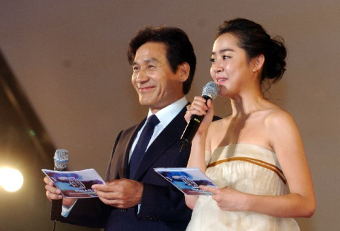 배우 안성기와 문근영이 지난 2006년 10월 12일 오후 부산 수영만요트경기장에서 열린 제11회 부산국제영화제 개막식에서 사회를 보고 있다. 부산일보DB