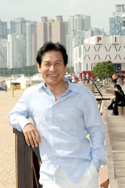 배우 안성기가 지난 2009년 <부산일보>와 인터뷰를 앞두고 포즈를 취하고 있다. 부산일보 DB