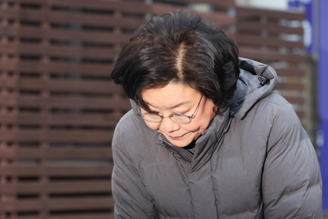 이혜훈 기획예산처 장관 후보자가 5일 서울 예금보험공사에 마련된 인사청문회 준비 사무실로 출근하며 인사하고 있다. 연합뉴스