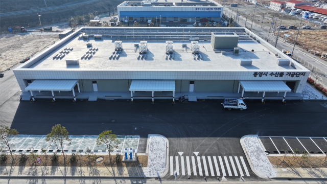 통영시 도산면 법송일반산업단지에 들어선 수산물 가공단지. 바로 뒤에 자리잡은 시설이 2022년 문을 연 수산식품산업 거점센터다. 통영시 제공