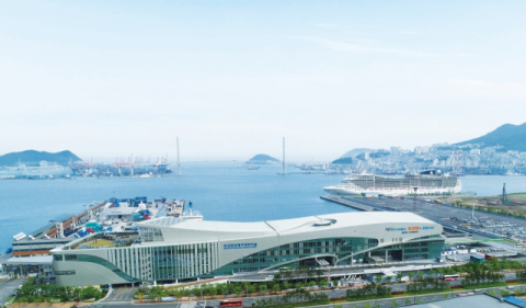 부산항국제여객터미널과 부산항 북항 크루즈터미널 전경(우측 중간 크루즈가 정박중인 시설).