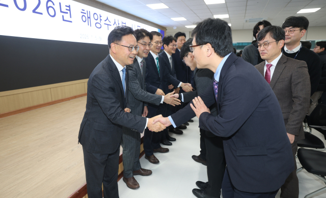 김성범(사진 왼쪽) 해양수산부 장관 직무대행이 5일 오전 해수부 청사 별관에서 열린 시무식에서 직원들과 악수하고 있다. 이재찬 기자 chan@