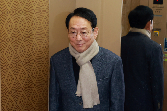 국민의힘 정책위의장직에서 물러난 김도읍 의원이 5일 국회의원회관 의원실에서 나와 이동하고 있다. 연합뉴스