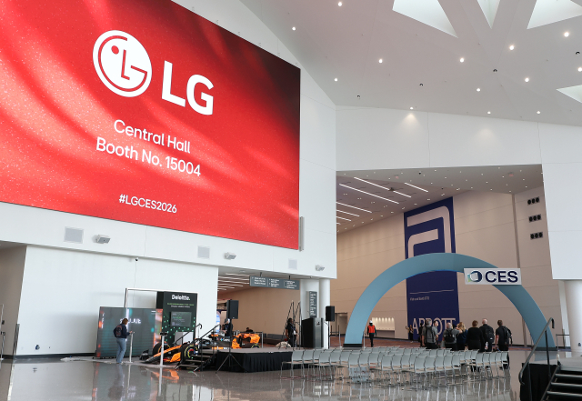 세계 최대 가전·정보기술(IT) 전시회 CES 2026 개막을 앞둔 5일(현지시간) 미국 네바다주 라스베이거스 컨벤션센터(LVCC)에 LG전자 홍보 영상이 나오고 있다. 연합뉴스