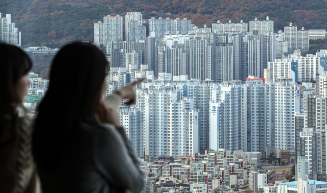 지난해 수영구 아파트 가격이 2.32% 상승한 반면 강서구는 4.25% 하락했다. 부산진구 롯데호텔 부산에서 바라본 도심 아파트 단지. 김종진 기자 kjj1761@