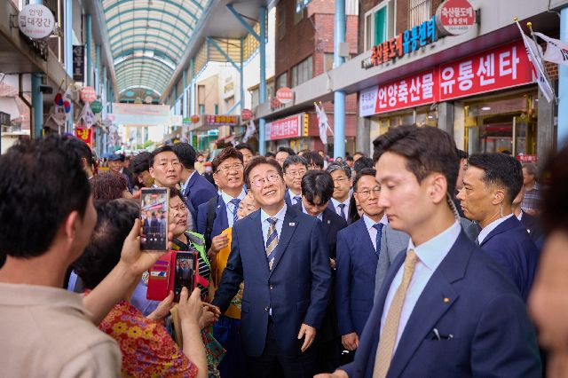 이재명 대통령이 지난해 6월 울산 울주군 언양알프스시장을 방문하고 있는 모습. 연합뉴스
