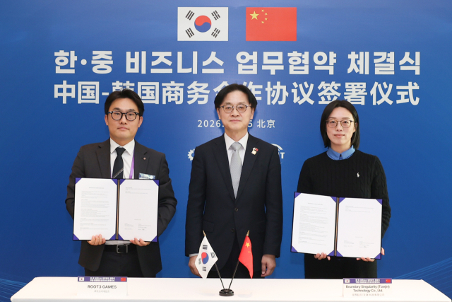 김정관(가운데) 산업통상부 장관은 5일 오후 2시(현지시간) 중국 베이징에서 ‘이재명 대통령 중국 순방’계기에 ‘한중 비즈니스 포럼’과 연계해 양국 기업 간 총 9건의 양해각서(MOU) 체결식에 임석했다. 산업부 제공