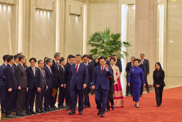 이재명 대통령과 시진핑 중국 국가주석이 5일 베이징 인민대회당에서 열린 이 대통령 공식환영식 후 정상회담을 위해 이동하고 있다. 연합뉴스