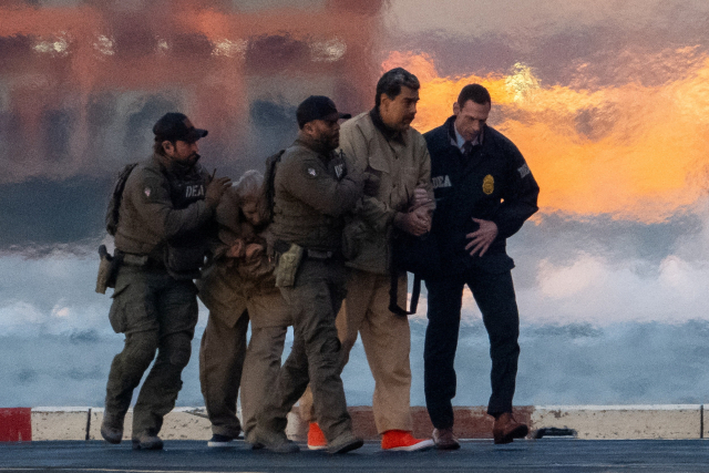 5일(현지 시간) 구치소에서 법정으로 강제이송되는 베네수엘라 마두로 대통령 부부. 로이터연합뉴스