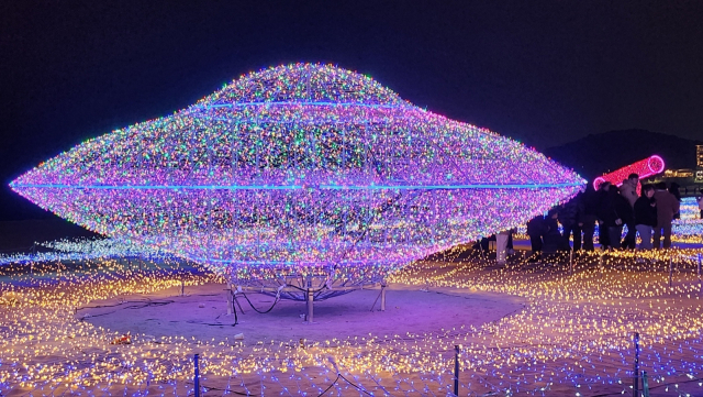 은하수를 걷는 느낌을 주는 해운대빛축제 조형물.