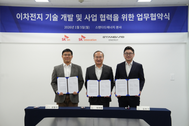 SK온 이석희 사장(가운데), SK이노베이션 김필석 환경과학기술원장(왼쪽)과 스탠다드에너지 김부기 대표가 5일 대전 대덕구 스탠다드에너지 본사에서 ‘이차전지 기술 개발 및 사업 협력을 위한 업무협약식’ 체결 후 기념 촬영을 하고 있다. SK온 제공
