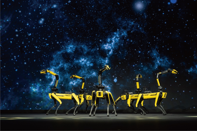 보스턴다이믹스의 사족보행 로봇 ‘스팟’의 공연 모습. 현대차그룹 제공