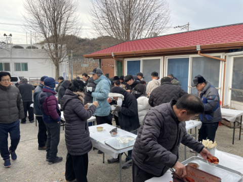 금정구 부곡3동 오륜발전협의회, 부엉산 해맞이 ‘떡국나눔 행사’ 개최