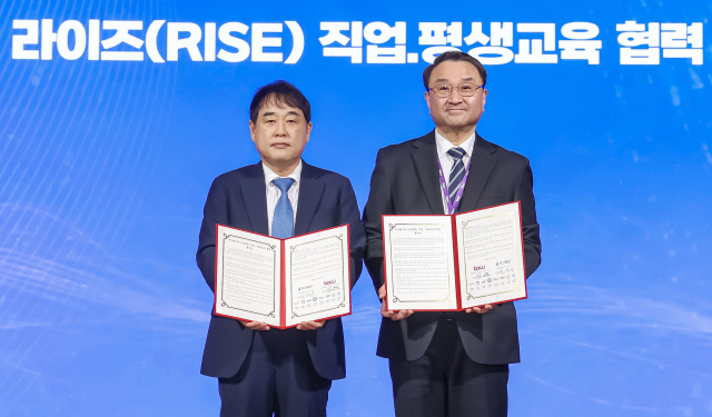 6일 부산 롯데호텔에서 부산일보사와 부산 개방형 연합 전문대학(BOCU)의 부산형 라이즈(RISE) 직업·평생교육 협력 협약식이 열려 부산일보 손영신 사장과 동의과학대 김영도 총장이 기념촬영을 하고 있다. 김종진 기자 kjj1761@