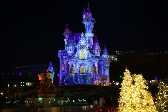 롯데월드 어드벤처 부산의 신년 시즌 로리캐슬 멀티미디어 맵핑쇼. 롯데월드 부산 제공