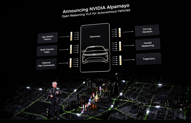 젠슨 황 엔비디아 CEO가 5일(현지시간) 엔비디아 CES 2026 라이브에서 자율주행AI 모델 알파마요를 소개하고 있다. 연합뉴스