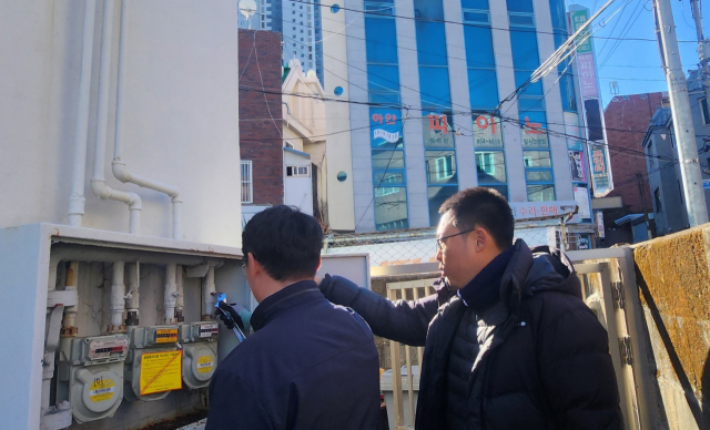 부산진구 초읍동 행정복지센터에서 일하는 정지훈 주무관(사진 오른쪽)이 민원 현장에서 가스 누출 사고를 막았다. 부산 부산진구청 제공
