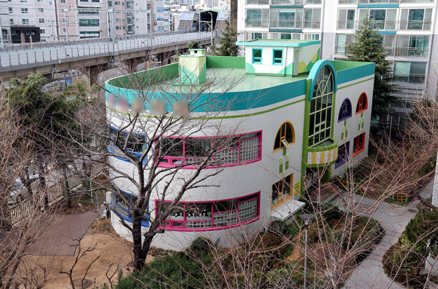 부산 금정구 A 유치원의 급작스러운 폐원 통보에 학부모들이 반발하고 있다. 사진은 A 유치원 전경. 정종회 기자 jjh@