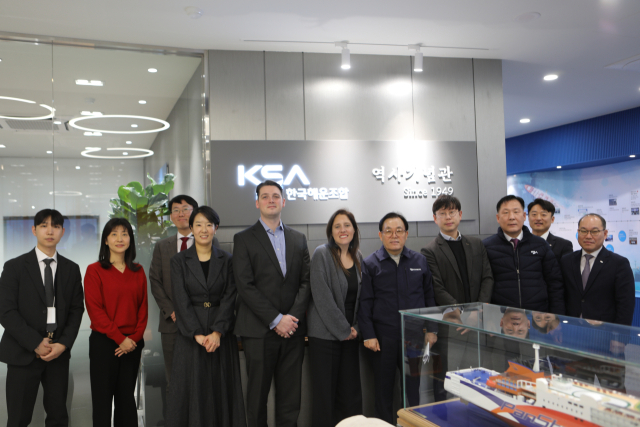 빅토리아(Victoria, 앞줄 왼쪽 5번째) London P&I Club 이사와 이채익(앞줄 왼쪽 6번째) 한국해운조합 이사장 등 관계자들이 업무의향서(LOI) 체결 후 기념 사진을 촬영하고 있다.해운조합 제공