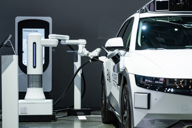 전기차 자동 충전 로봇을 활용한 ‘아이오닉 5’ 로보택시 충전 시연 모습.현대차그룹 제공