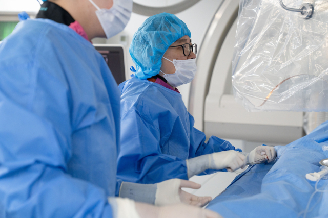 심방세동은 증상이 거의 없거나 애매해 진단 시기를 놓치기 쉬워 세심한 주의가 필요하다. 부산부민병원 심혈관센터 정순명 센터장은 “증상이 없다고 해서 심방세동이 안전한 것은 아니며, 오히려 무증상 환자에서 뇌졸중이 첫 증상으로 나타나는 경우도 적지 않다”고 경고했다. 부산부민병원 제공