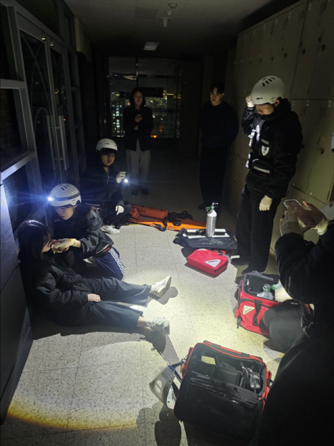 야간 환자 응급상황 대응훈련 비교과 프로그램에 참여한 모습.