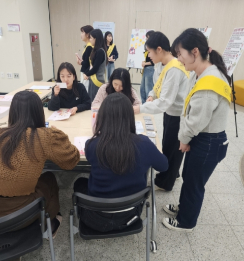 동아대 아동학과가 사하구가족센터에서 실시한 캠페인 모습.