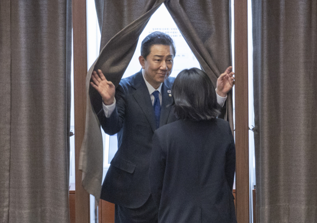 더불어민주당 김병기 전 원내대표가 30일 국회에서 열린 2025년도 마지막 본회의인 12월 임시국회 3차 본회의에서 감사원장과 국가교육위원 임명동의안 투표를 마친 뒤 기표소에서 나오고 있다. 연합뉴스