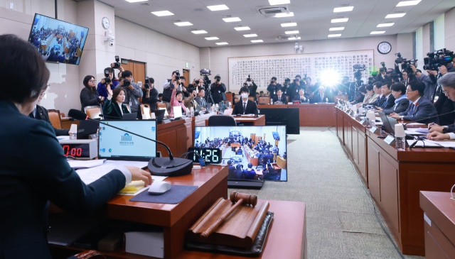국회 법제사법위원회 소속 국민의힘 나경원 의원 등 야당 법사위원들이 7일 국회 법사위 전체회의에서 2차 종합특검법안 등 안건 상정에 대해 거수로 반대에 투표하고 있다. 연합뉴스