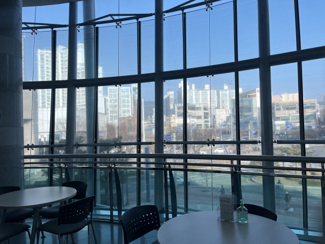 투명 LED 디스플레이가 설치된 부산 해운대구 좌동 해운대문화회관 안에서 밖을 바라본 모습. 양보원 기자