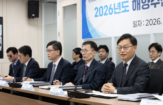 김성범(앞줄 오른쪽) 해양수산부 장관직무대행이 지난 6일 서울 국립수산물품질관리원 영상회의실에서 수도권·충남권 공공·유관기관 2026년도 업무보고를 주재하고 있다. 해수부 제공