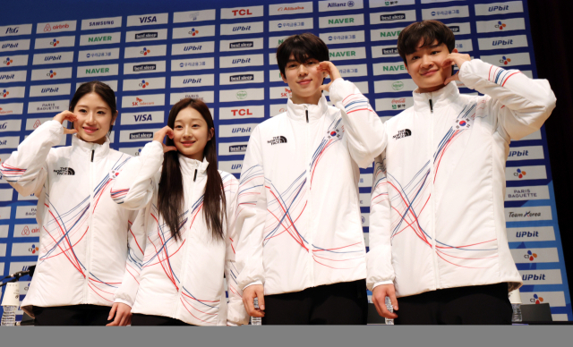 7일 충북 진천선수촌에서 열린 2026 밀라노·코르티나 동계올림픽대회 D-30 미디어데이에서 피겨스케이팅 이해인(왼쪽부터), 신지아, 차준환, 김현겸이 포즈를 취하고 있다. 연합뉴스