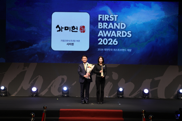 사미헌이 지난 6일 열린 ‘2026 대한민국 퍼스트브랜드대상’ 시상식에서 가정간편식 국·탕 부문 1위를 수상했다(왼쪽). 사미헌의 대표 메뉴인 사미헌 갈비탕. 사미헌 제공