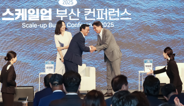 지난해 9월 부산에서 열린 ‘2025 스케일업 부산 컨퍼런스’에서 전재수 의원과 박형준 부산시장이 ‘글로벌 해양강국의 길’이라는 주제의 대담을 마친 후 악수하고 있다. 김종진 기자 kjj1761@