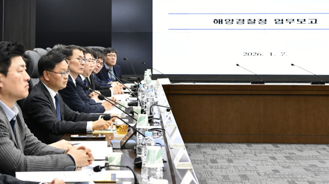 김성범 해양수산부 장관 직무대행이 7일 해수부 대회의실에서 해양경찰청을 대상으로 한 2026년도 업무보고를 주재하고 있다. 해수부 제공