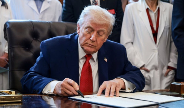 서명하는 트럼프 미국 대통령. 로이터 연합뉴스 자료사진.