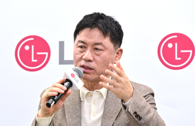 LG전자 류재철 CEO가 7일(현지시간) 미국 라스베이거스에서 열린 기자간담회에서 사업 전략을 소개하고 있다.LG전자 제공